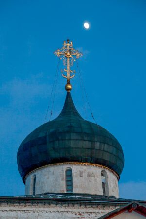 Георгиевский собор. Зимнее вечернее фото. Купол и крест. Юрьев-Польский музей
